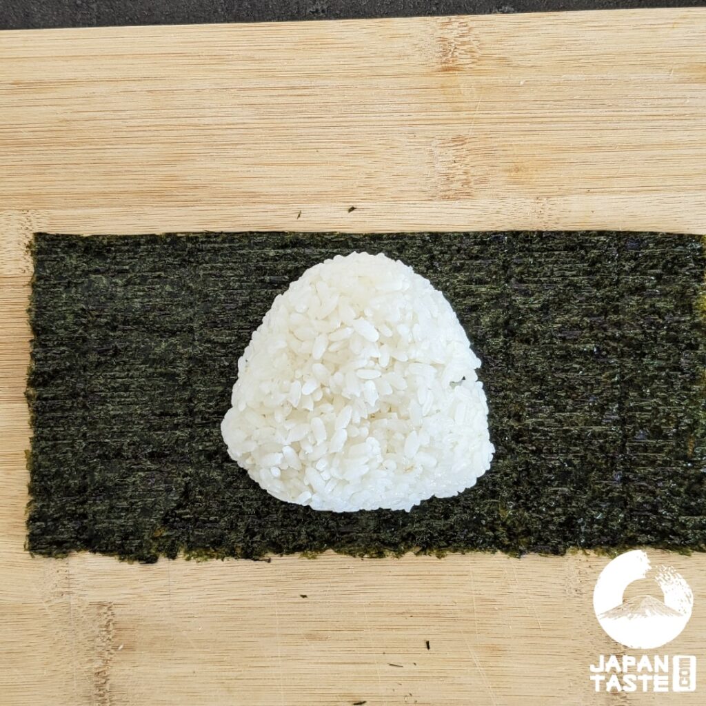 Place the onigiri in the middle
