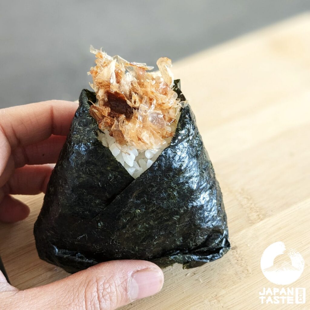 Learn how to make delicious and authentic onigiri by following our step-by-step guide. Learn the ingredients, preparation tips and shaping techniques to create these delicious Japanese rice balls in no time.